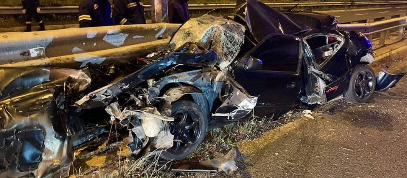 Παραλίγο τραγωδία στη Λεωφόρο Κύμης - Αμάξι προσέκρουσε στις διαχωριστικές μπάρες